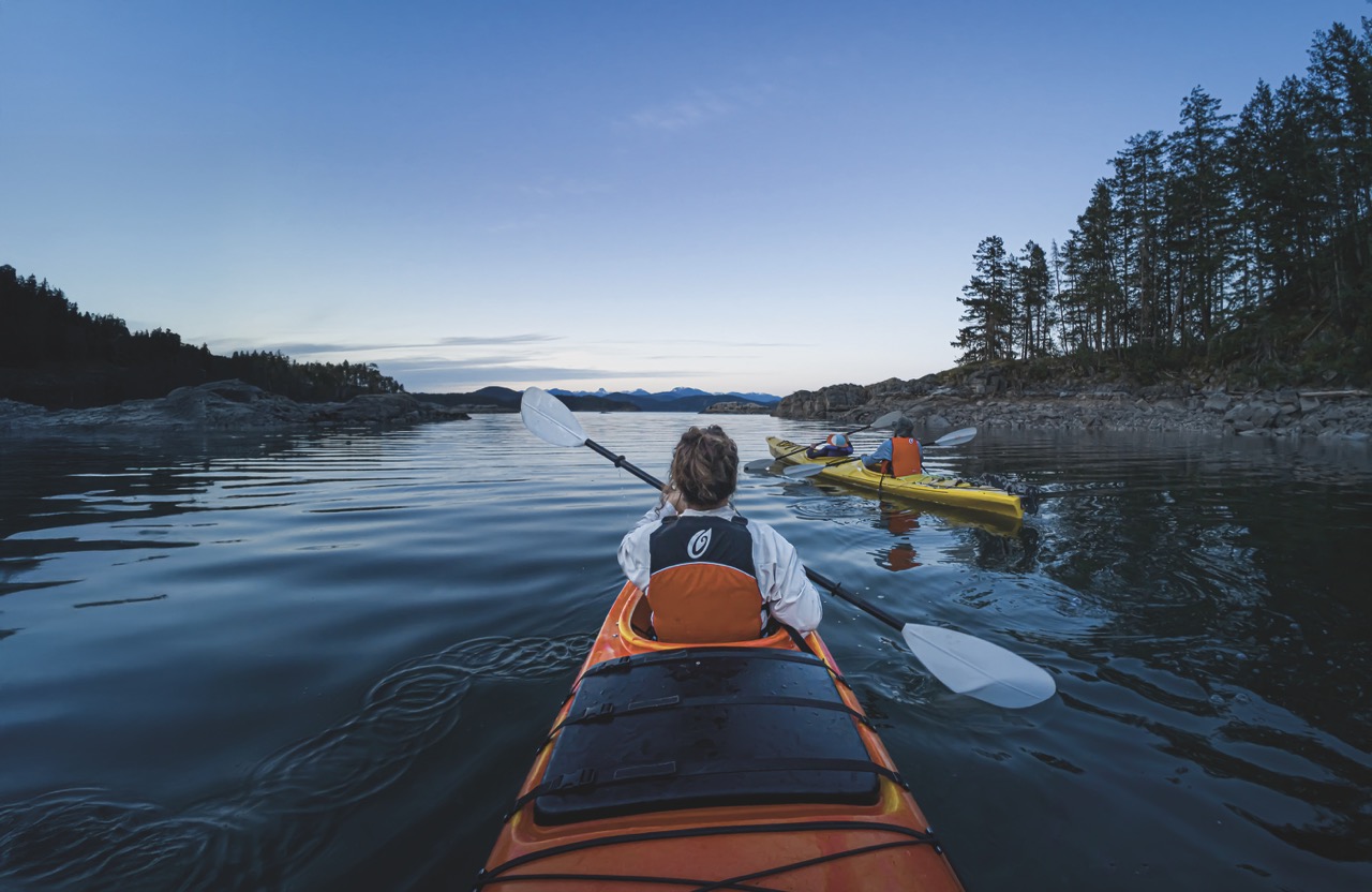 Shot-on Vlogging1 Large A person kayaking up a river with friends in front